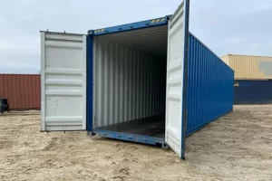 Otwarty kontener stojący na ziemy gotowy do magazynowania towaru